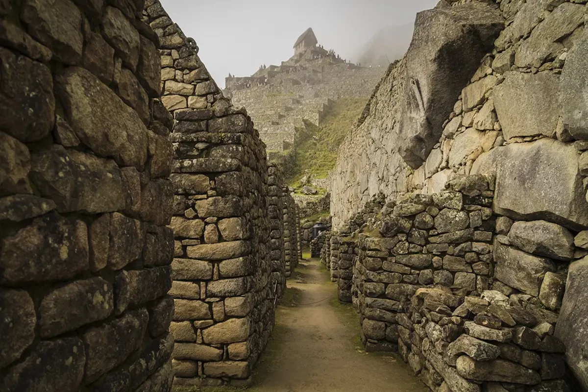 An allyway in the ruins of Peru