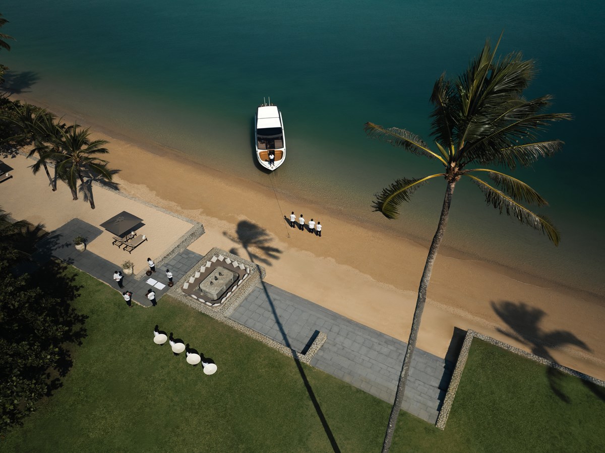 Speedboat near the beach Speedboat.jpg