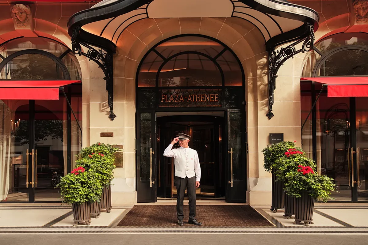 Welcome to the hotel Plaza Athenee